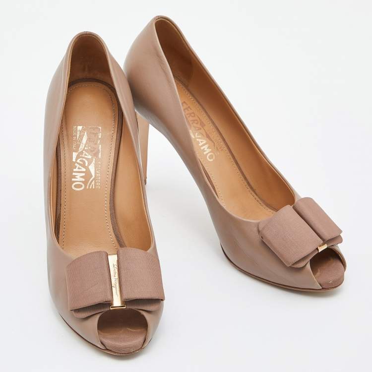 Pre Owned Salvatore Ferragamo Beige Leather Vara Bow Peep Toe Pumps Size 38.5