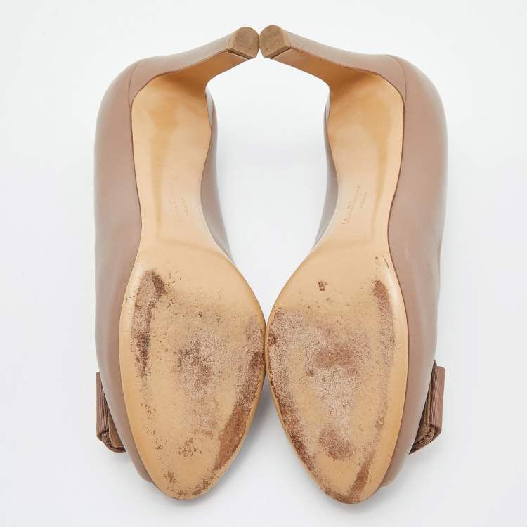 Pre Owned Salvatore Ferragamo Beige Leather Vara Bow Peep Toe Pumps Size 38.5
