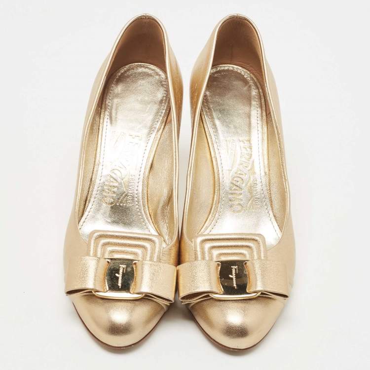 Pre Owned Salvatore Ferragamo Gold Leather Pumps Size 35.5