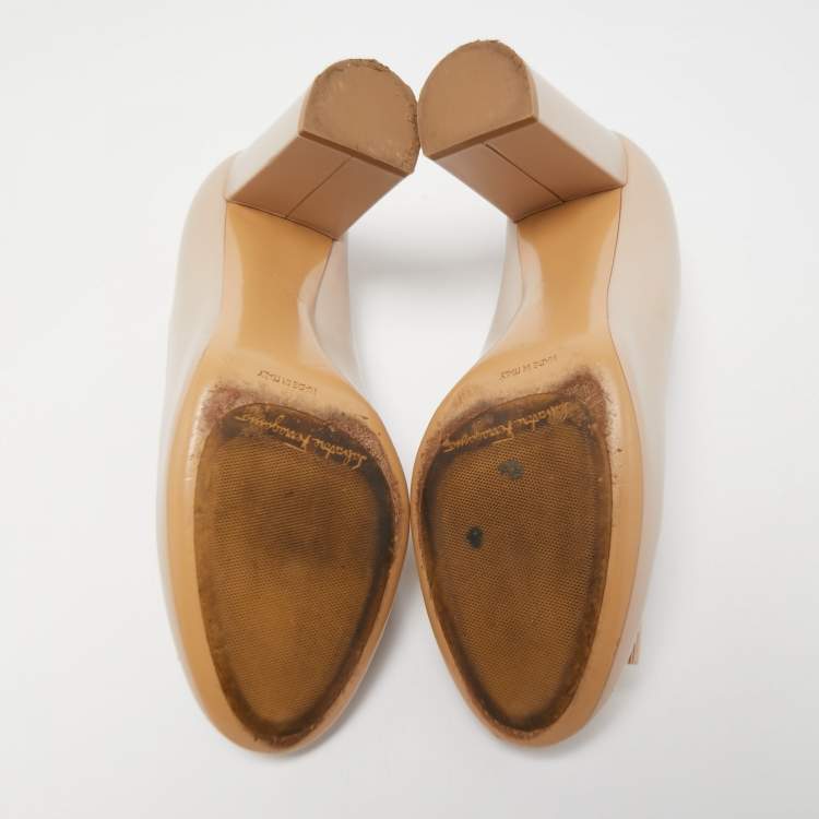 مملوكة مسبقًا Salvatore Ferragamo Beige Leather Lola Pumps Size 40.5