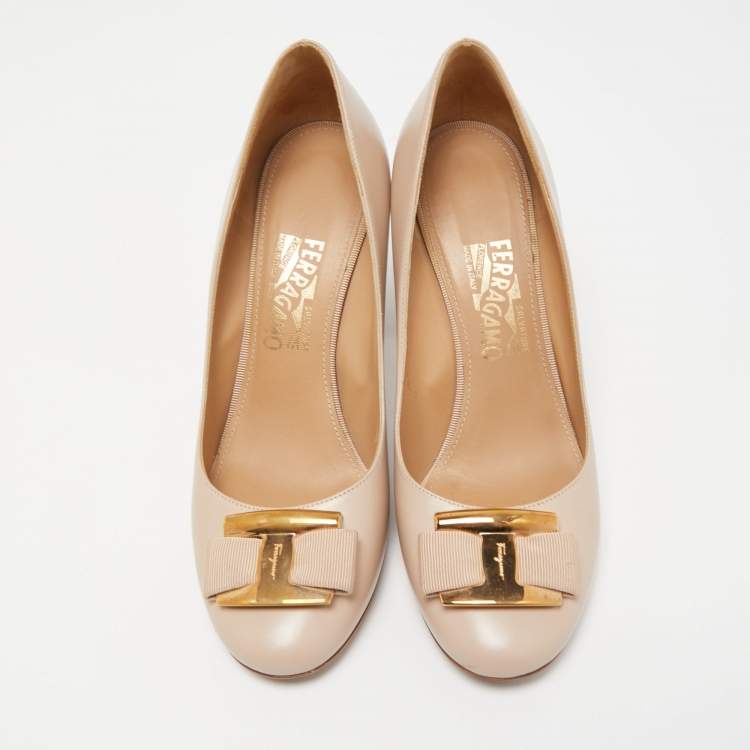 مملوكة مسبقًا Salvatore Ferragamo Beige Leather Lola Pumps Size 40.5
