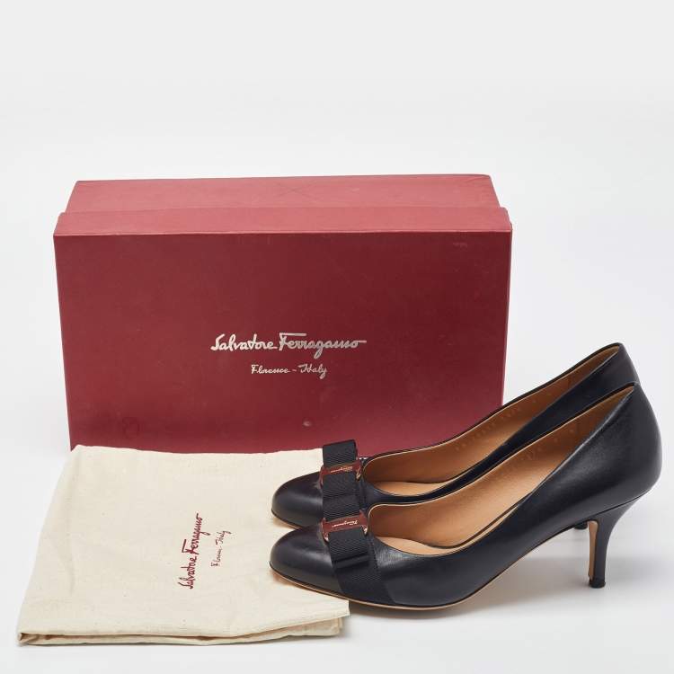 Pre Owned Salvatore Ferragamo Black Leather Vara Bow Pumps Size 38.5