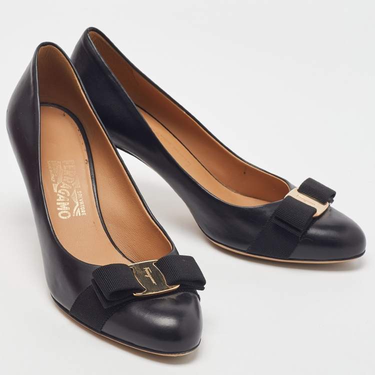 Pre Owned Salvatore Ferragamo Black Leather Vara Bow Pumps Size 38.5