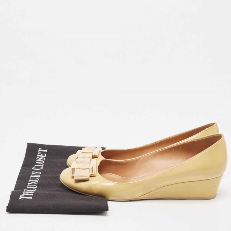 Pre Owned Salvatore Ferragamo Beige Patent Leather Vara Bow Wedge Pumps Size 39.5