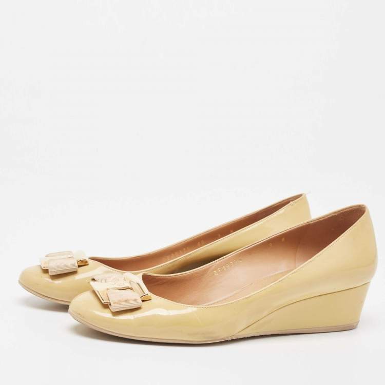 Pre Owned Salvatore Ferragamo Beige Patent Leather Vara Bow Wedge Pumps Size 39.5