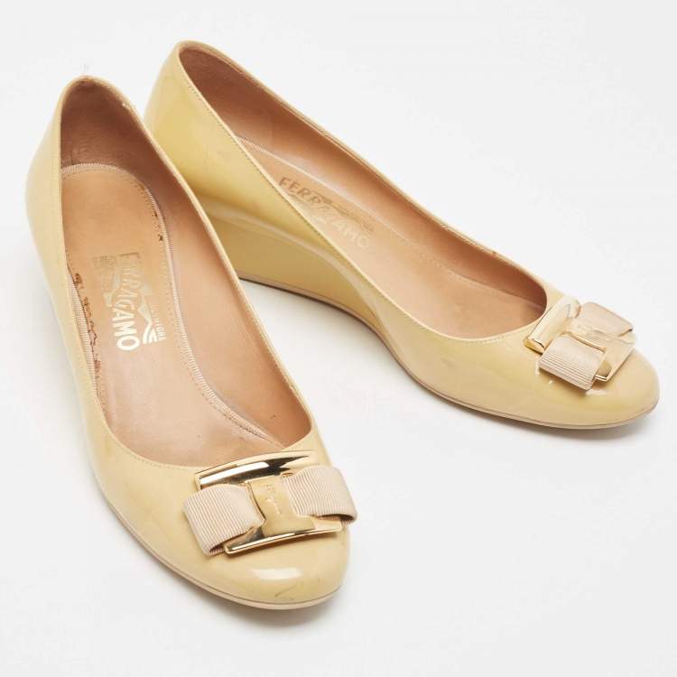 Pre Owned Salvatore Ferragamo Beige Patent Leather Vara Bow Wedge Pumps Size 39.5