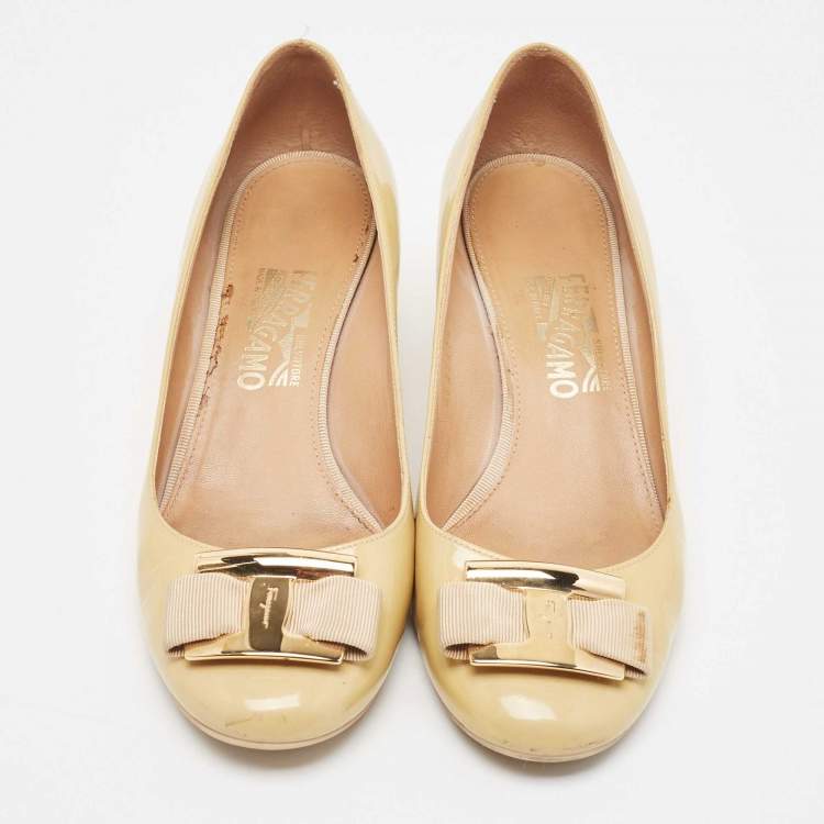 Pre Owned Salvatore Ferragamo Beige Patent Leather Vara Bow Wedge Pumps Size 39.5