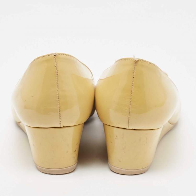Pre Owned Salvatore Ferragamo Beige Patent Leather Vara Bow Wedge Pumps Size 39.5