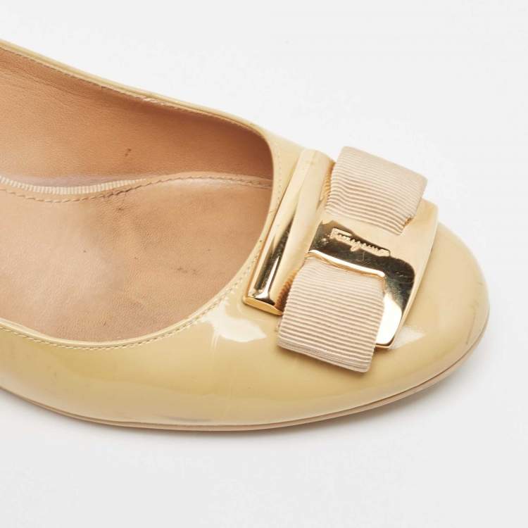 Pre Owned Salvatore Ferragamo Beige Patent Leather Vara Bow Wedge Pumps Size 39.5