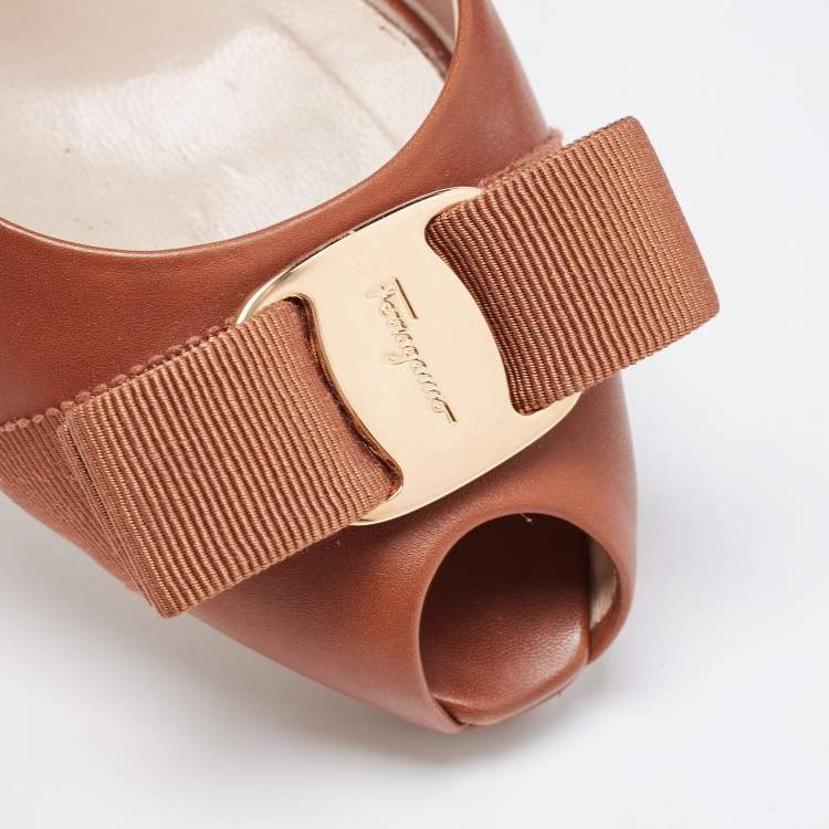 Pre Owned Salvatore Ferragamo Brown Leather Vara Bow Pumps Size 37.5