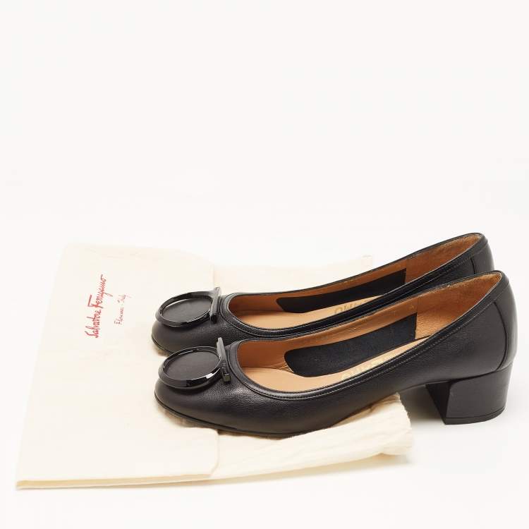 Pre Owned Salvatore Ferragamo Black Leather Gancini Buckle Pumps Size 37.5