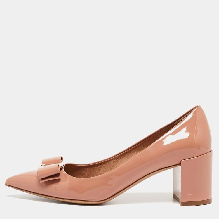 مملوكة مسبقًا Salvatore Ferragamo Beige Patent Leather Vara Bow Pumps Size 39.5