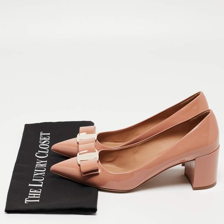 مملوكة مسبقًا Salvatore Ferragamo Beige Patent Leather Vara Bow Pumps Size 39.5