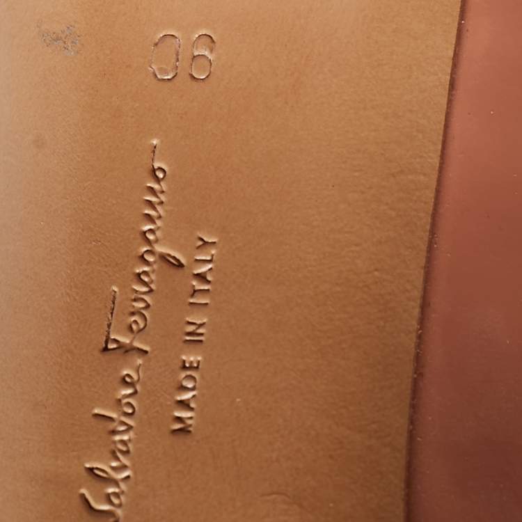مملوكة مسبقًا Salvatore Ferragamo Beige Patent Leather Vara Bow Pumps Size 39.5