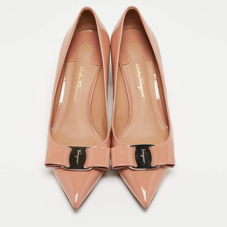 مملوكة مسبقًا Salvatore Ferragamo Beige Patent Leather Vara Bow Pumps Size 39.5
