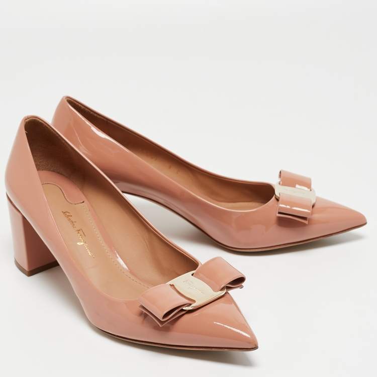 مملوكة مسبقًا Salvatore Ferragamo Beige Patent Leather Vara Bow Pumps Size 39.5