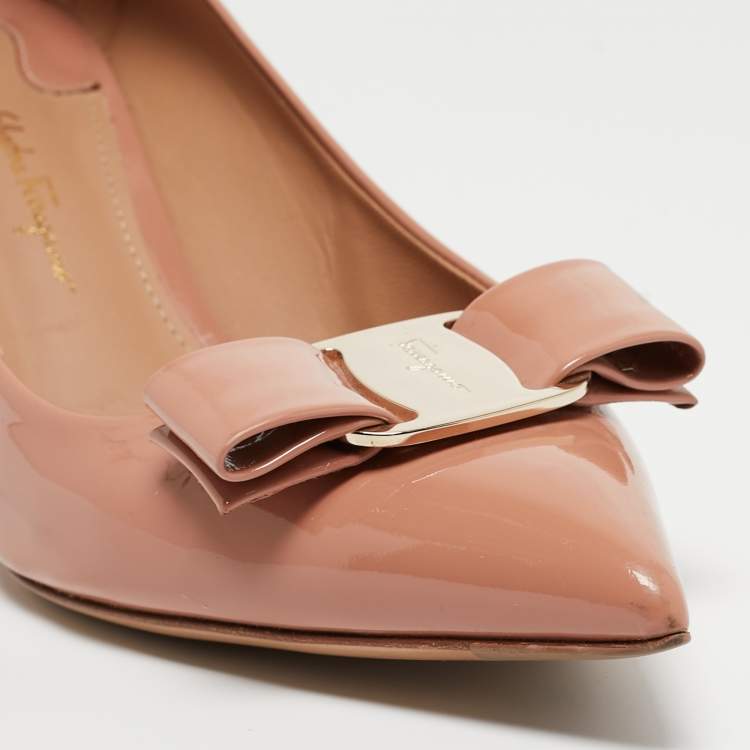 مملوكة مسبقًا Salvatore Ferragamo Beige Patent Leather Vara Bow Pumps Size 39.5