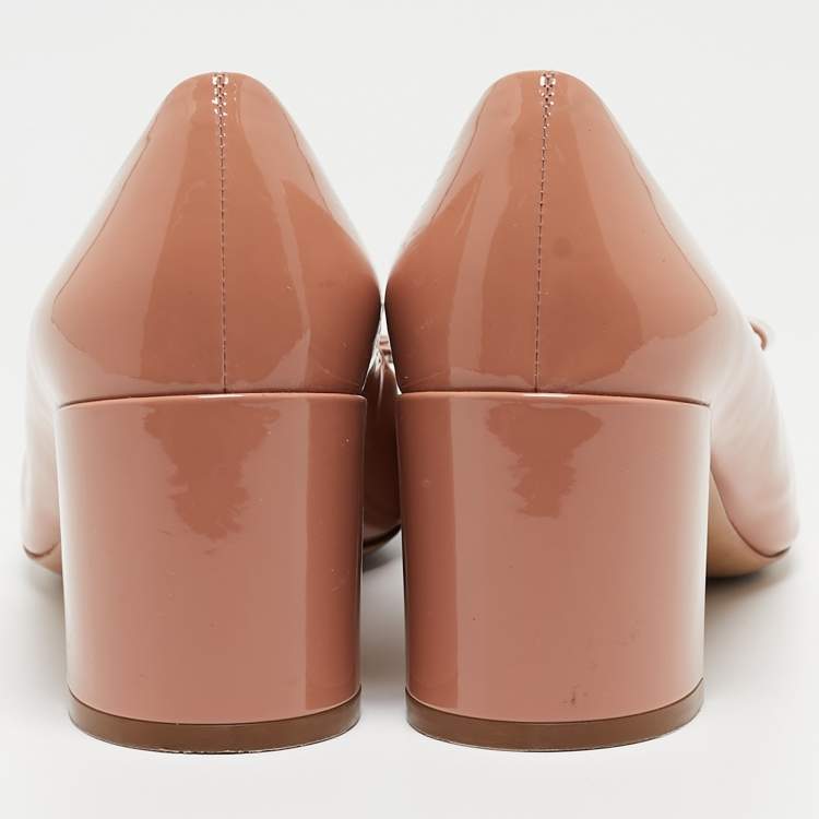مملوكة مسبقًا Salvatore Ferragamo Beige Patent Leather Vara Bow Pumps Size 39.5