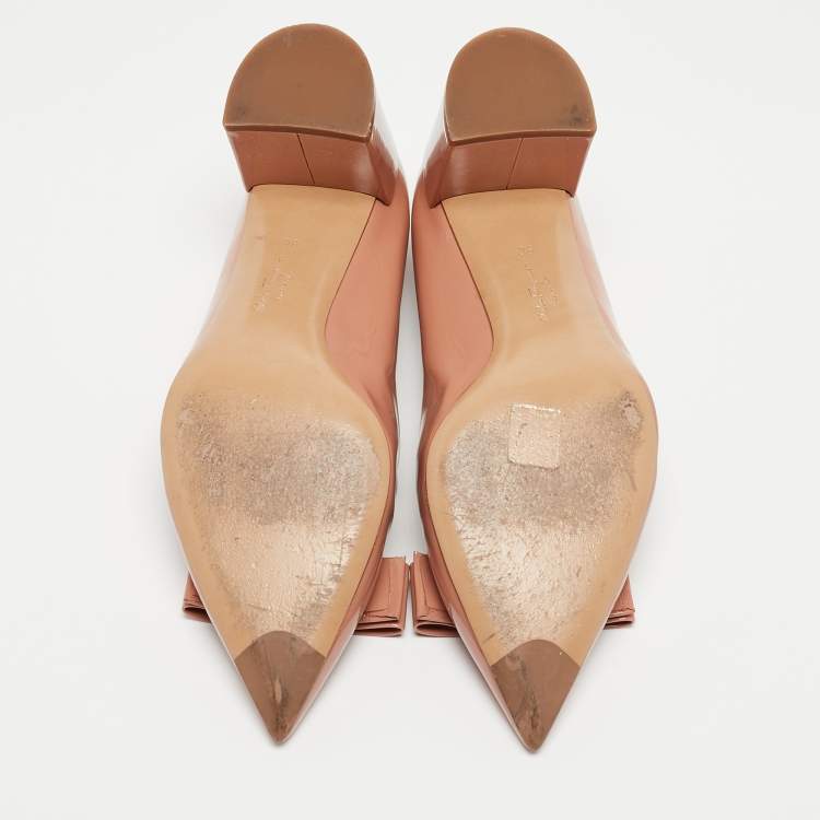مملوكة مسبقًا Salvatore Ferragamo Beige Patent Leather Vara Bow Pumps Size 39.5
