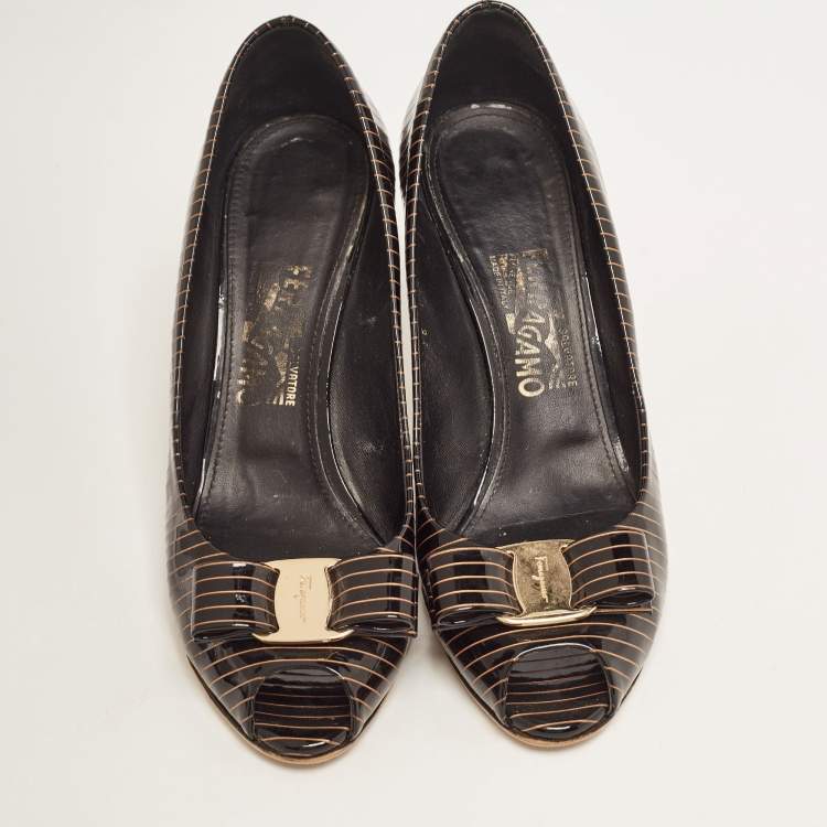 Pre Owned Salvatore Ferragamo Brown/Gold Patent Leather Vara Bow Pumps Size 39.5