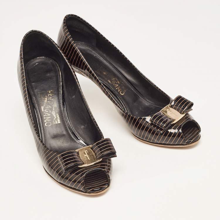 Pre Owned Salvatore Ferragamo Brown/Gold Patent Leather Vara Bow Pumps Size 39.5