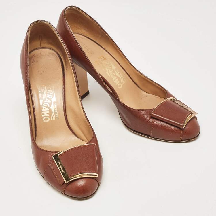 Pre Owned Salvatore Ferragamo Brown Leather Buckle Detail Pumps Size 38.5