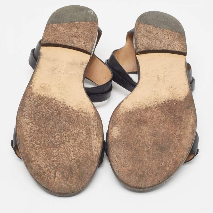 Pre Owned Salvatore Ferragamo Black Leather T Chan Detail Flat Sandals Size 39.5
