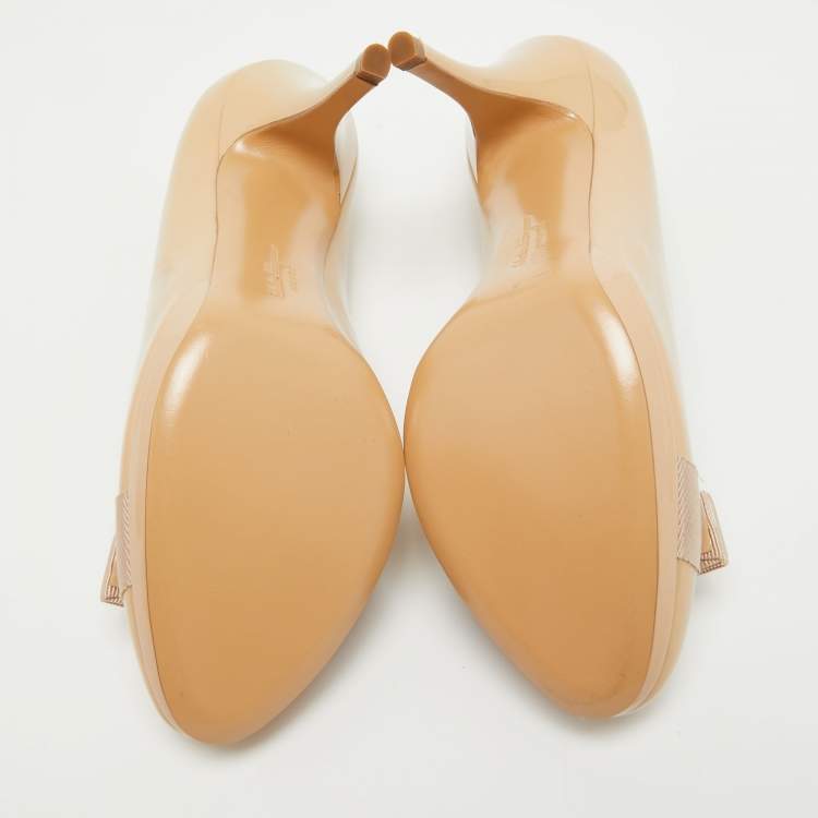Pre Owned Salvatore Ferragamo Beige Patent Leather Vara Bow Pumps Size 39.5