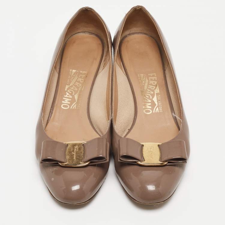 Pre Owned Salvatore Ferragamo Brown Patent Leather Vara Bow Pumps Size 37