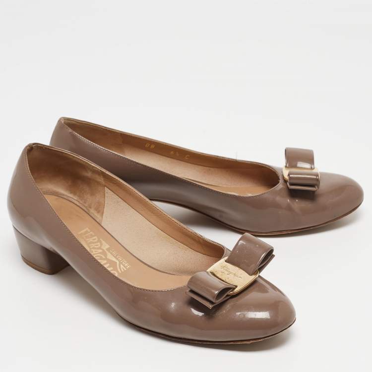 Pre Owned Salvatore Ferragamo Brown Patent Leather Vara Bow Pumps Size 37