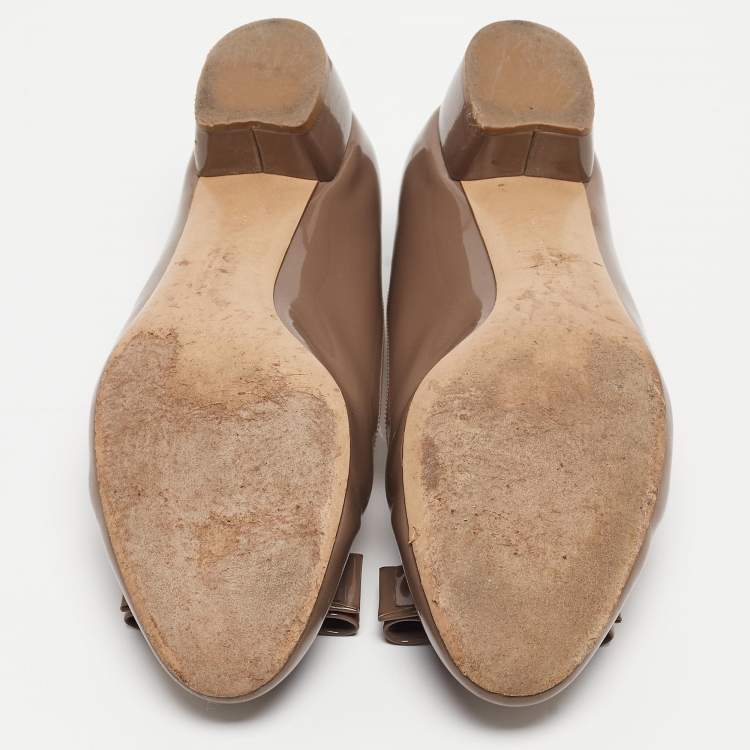 Pre Owned Salvatore Ferragamo Brown Patent Leather Vara Bow Pumps Size 37