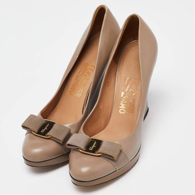 Pre Owned Salvatore Ferragamo Beige Leather Vara Bow Wedge Platform Pumps Size 38.5