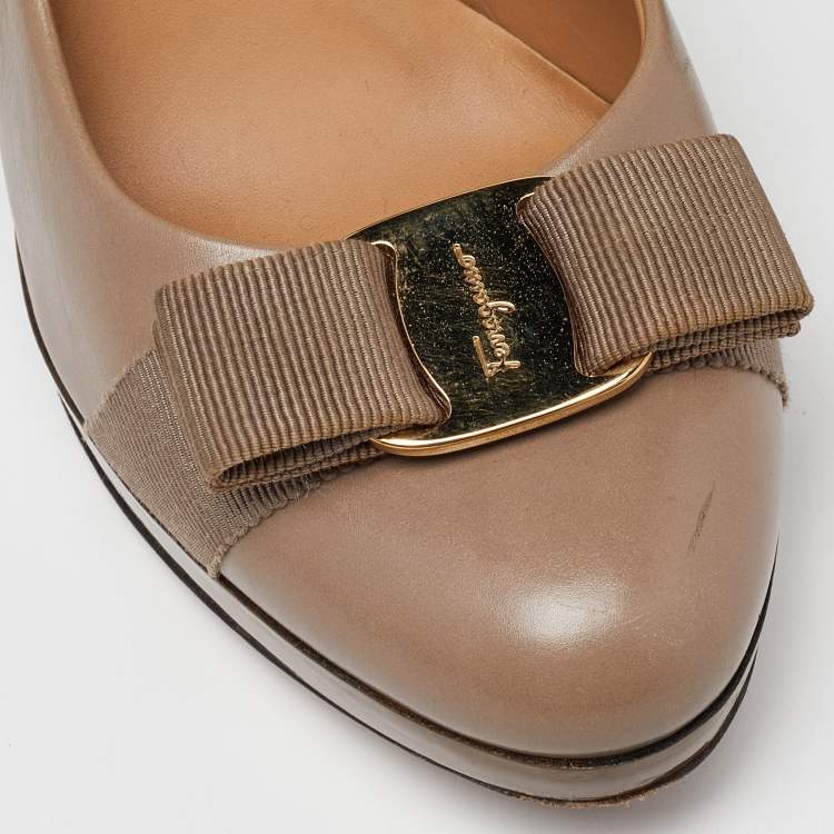 Pre Owned Salvatore Ferragamo Beige Leather Vara Bow Wedge Platform Pumps Size 38.5