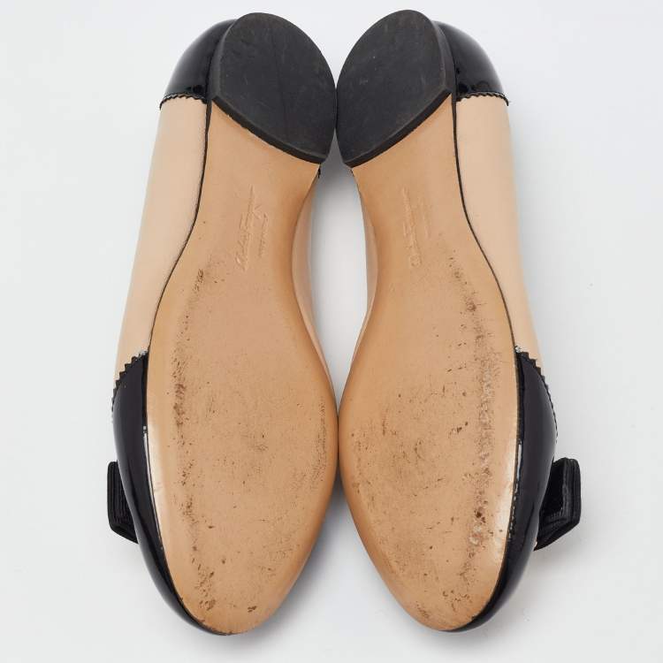 Pre Owned Salvatore Ferragamo Beige/Black Leather and Patent Leather Ballerina Flats Size 35.5