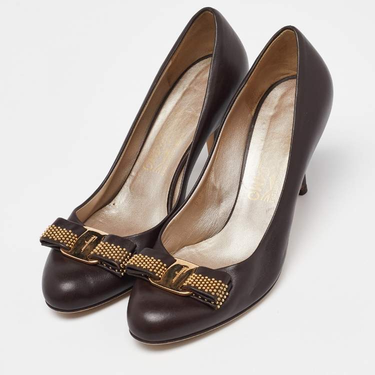 Pre Owned Salvatore Ferragamo Brown Leather Studded Vara Bow Pumps Size 37
