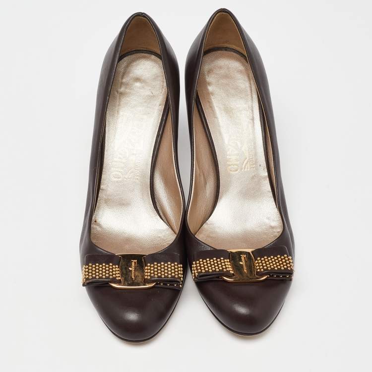 Pre Owned Salvatore Ferragamo Brown Leather Studded Vara Bow Pumps Size 37
