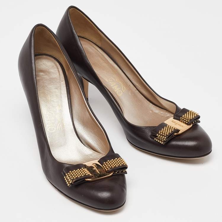 Pre Owned Salvatore Ferragamo Brown Leather Studded Vara Bow Pumps Size 37