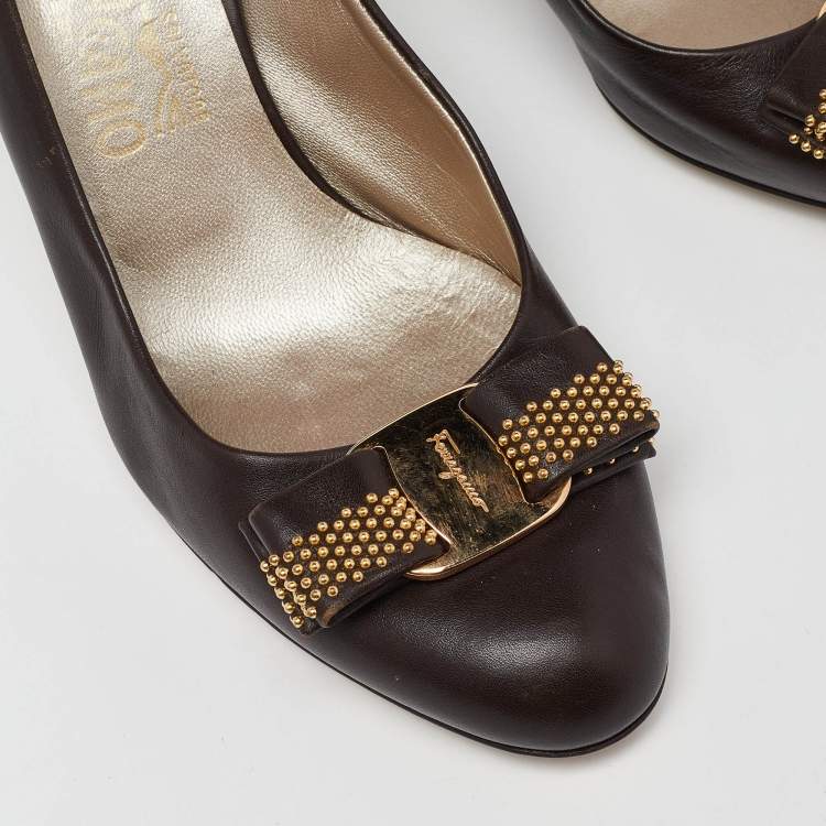 Pre Owned Salvatore Ferragamo Brown Leather Studded Vara Bow Pumps Size 37