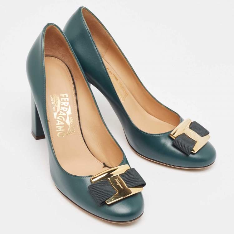 Pre Owned Salvatore Ferragamo Green Leather Vara Bow Pumps Size 39