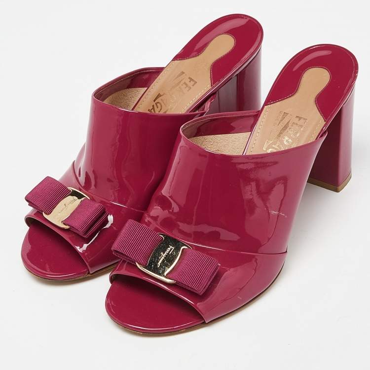 Pre Owned Salvatore Ferragamo Fuchsia Patent Leather Vara Bow Block Heel Mules Size 39