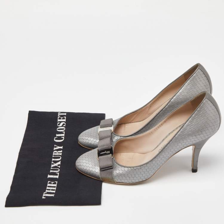 Pre Owned Salvatore Ferragamo Grey Textured Leather Vara Bow Pumps Size 39.5