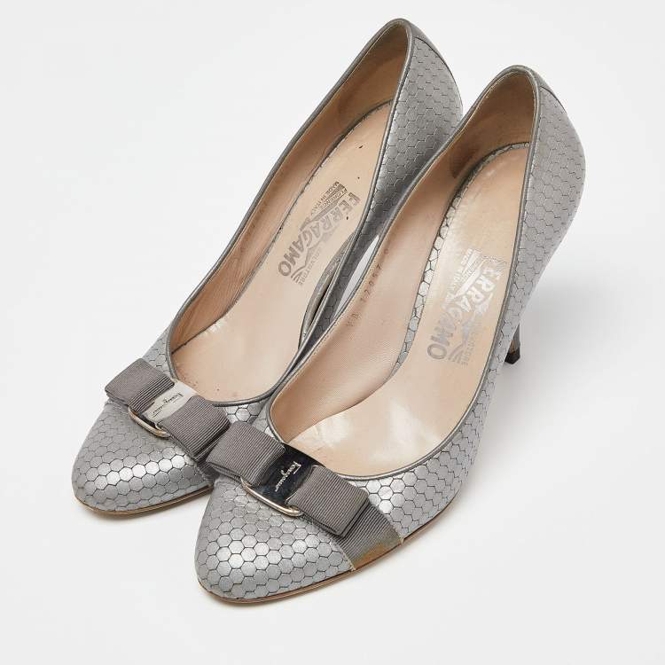 Pre Owned Salvatore Ferragamo Grey Textured Leather Vara Bow Pumps Size 39.5