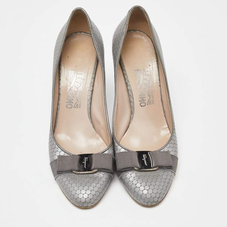Pre Owned Salvatore Ferragamo Grey Textured Leather Vara Bow Pumps Size 39.5