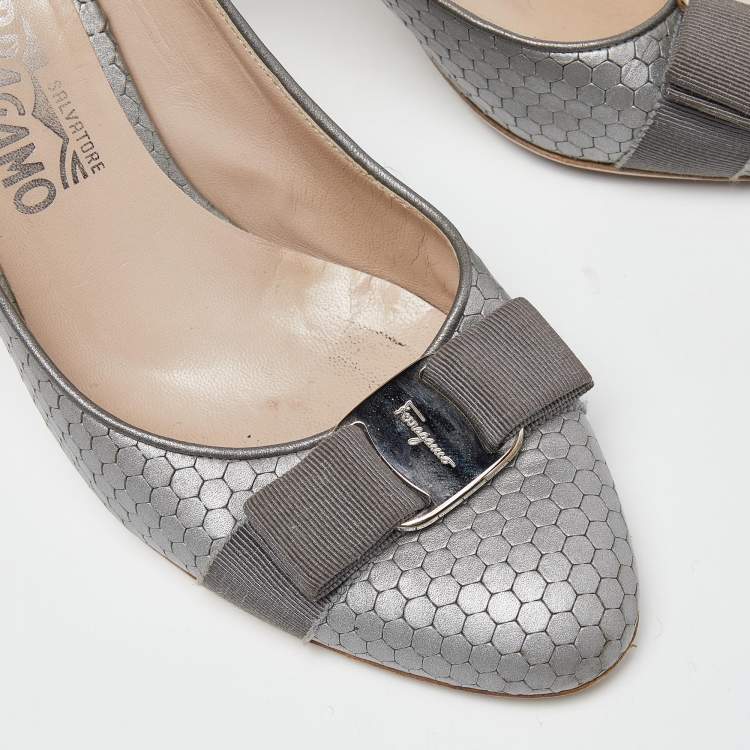 Pre Owned Salvatore Ferragamo Grey Textured Leather Vara Bow Pumps Size 39.5