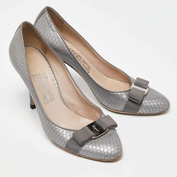 Pre Owned Salvatore Ferragamo Grey Textured Leather Vara Bow Pumps Size 39.5