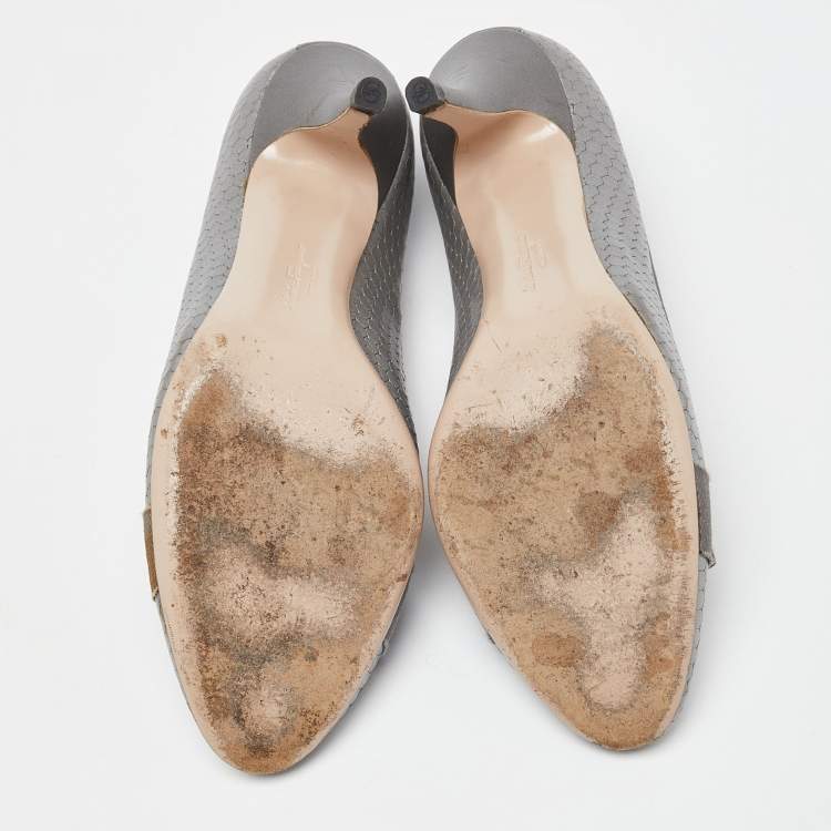 Pre Owned Salvatore Ferragamo Grey Textured Leather Vara Bow Pumps Size 39.5