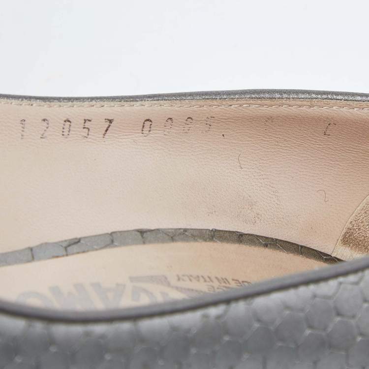 Pre Owned Salvatore Ferragamo Grey Textured Leather Vara Bow Pumps Size 39.5