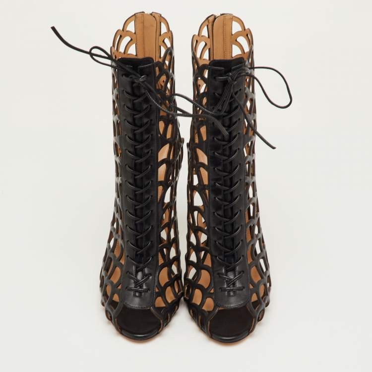 مملوكة مسبقًا Sergio Rossi Size 40 Black Leather Cut Out Lace Up Ankle Booties