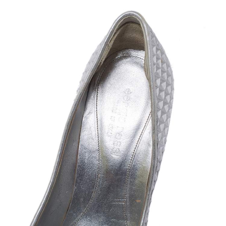 مملوكة مسبقًا Sergio Rossi Silver Metallic Holographic Leather Pumps Size 37