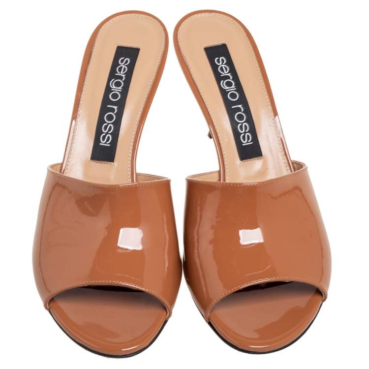 مملوكة مسبقًا Sergio Rossi Mid Tan Patent Leather Slide Sandals Size 40.5